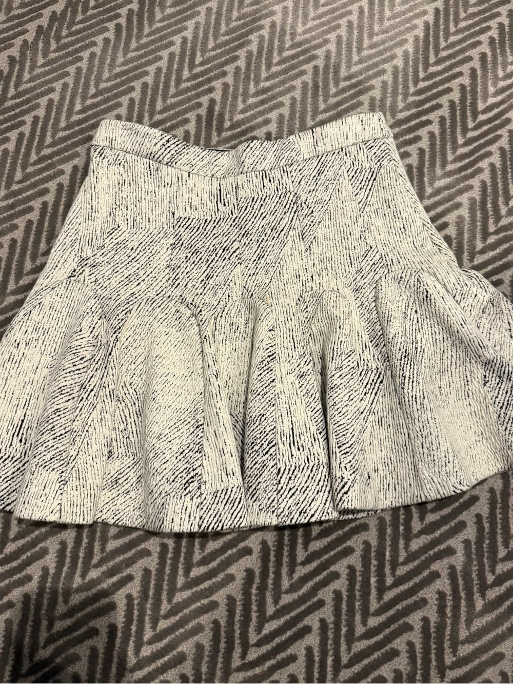 Banana Republic Black & White Flared Mini Skirt - Thumbnail 2
