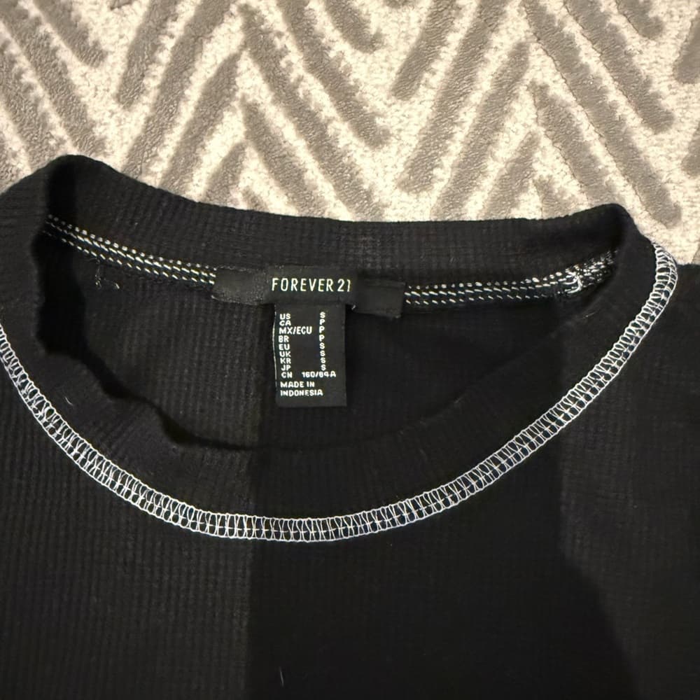 Forever 21 Black Ribbed Crewneck Top with White Contrast Stitching - Thumbnail 3