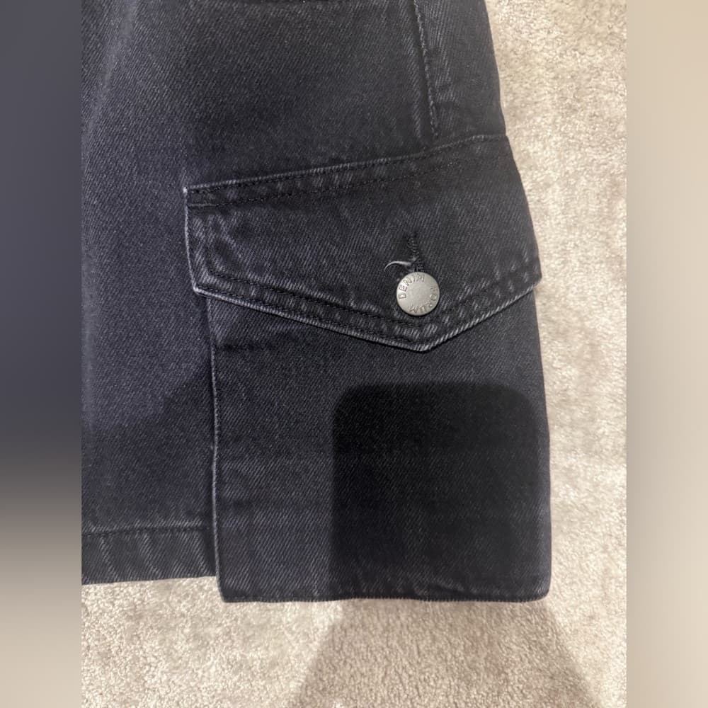 aritzia denim forum 90s mid rise cargo miniskirt size 25 - Thumbnail 2