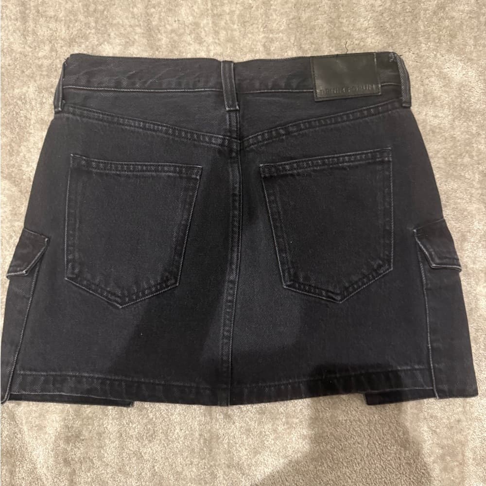 aritzia denim forum 90s mid rise cargo miniskirt size 25 - Thumbnail 5