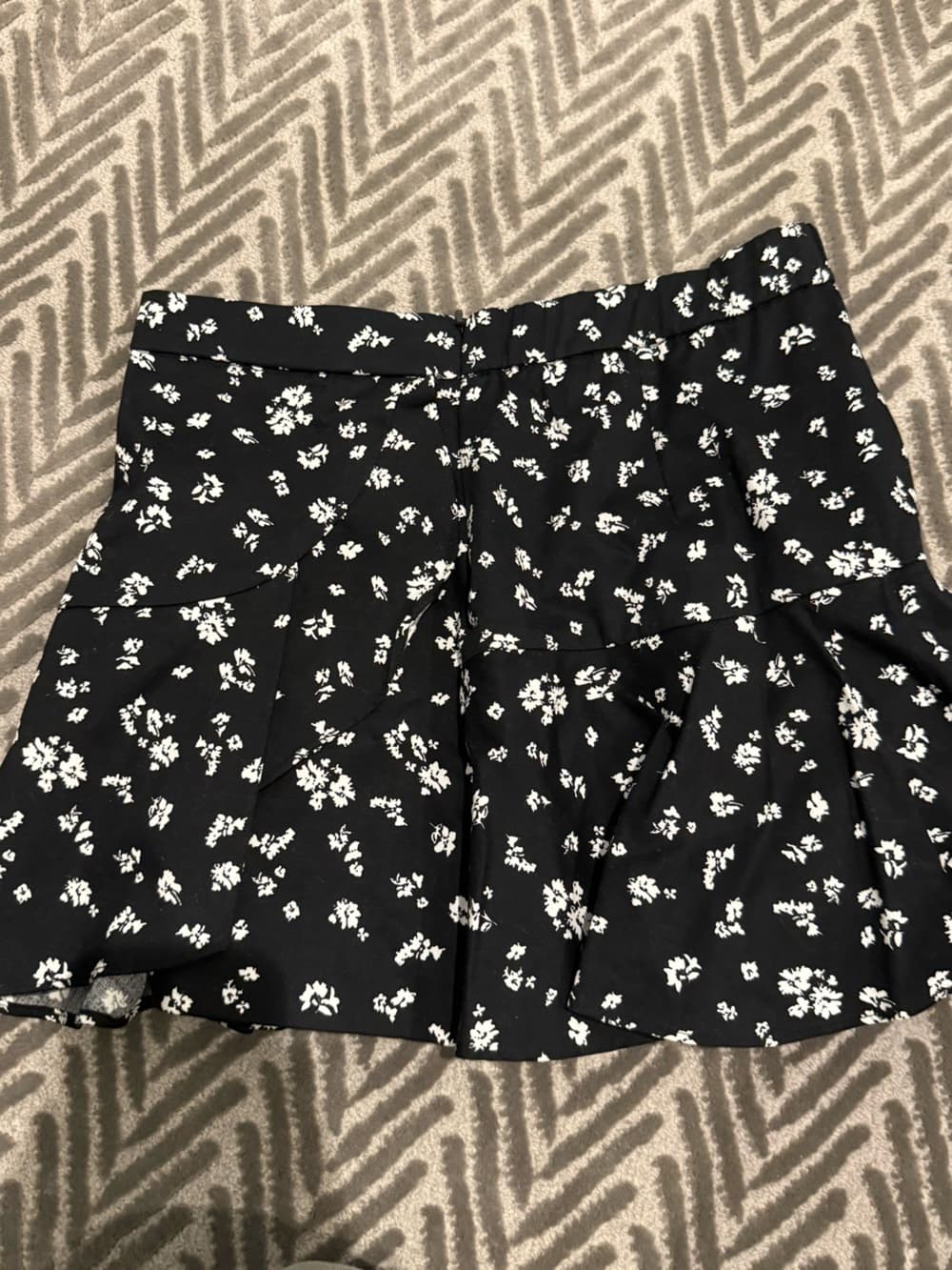 Zara Black Mini Skirt with White Floral Pattern - Thumbnail 3