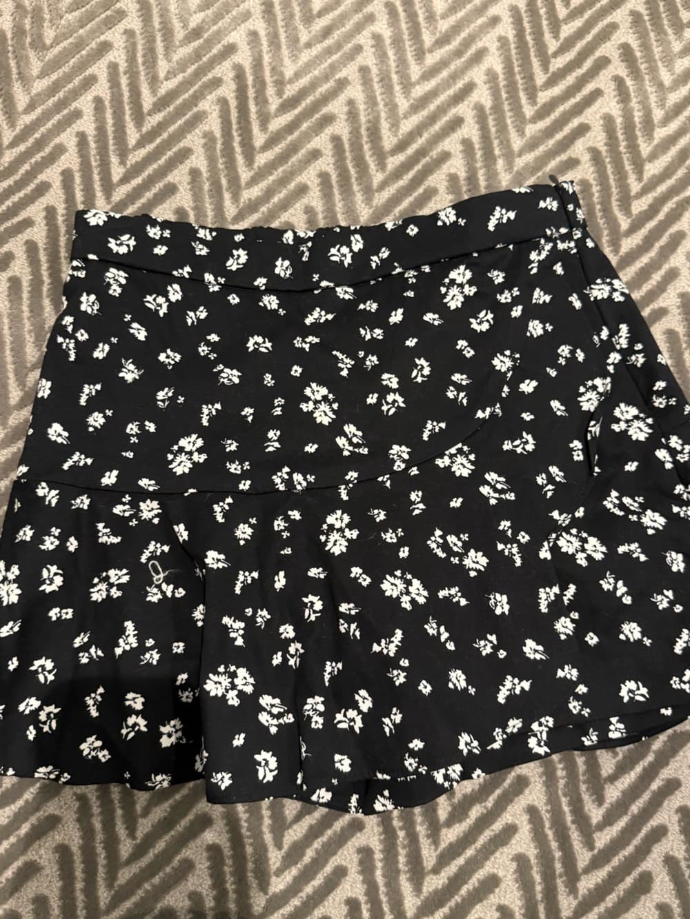 Zara Black Mini Skirt with White Floral Pattern - Thumbnail 4