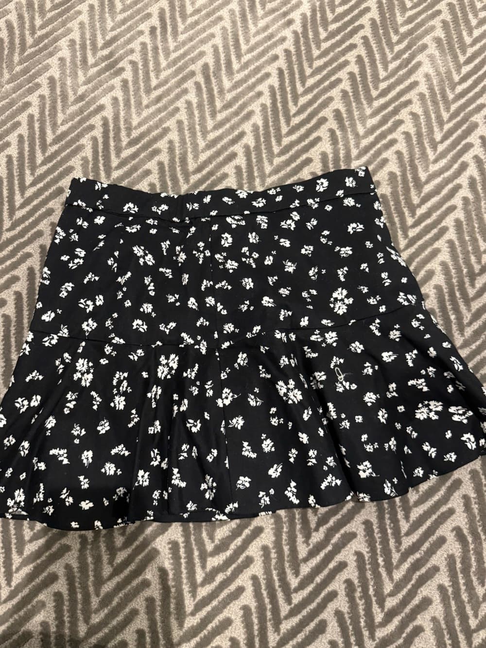 Zara Black Mini Skirt with White Floral Pattern - Thumbnail 2