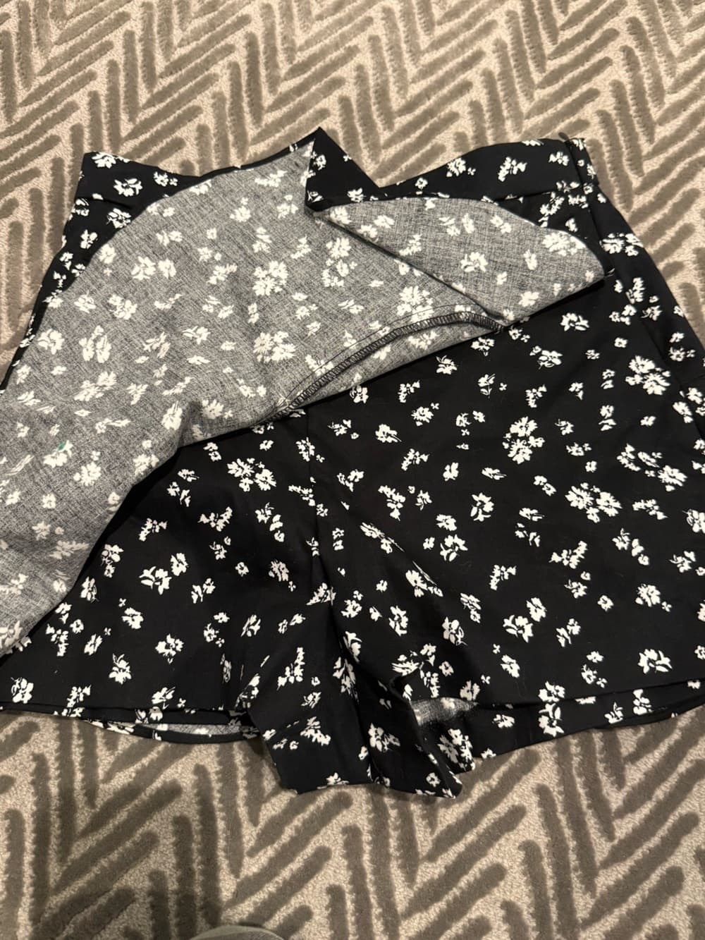 Zara Black Mini Skirt with White Floral Pattern - Thumbnail 5