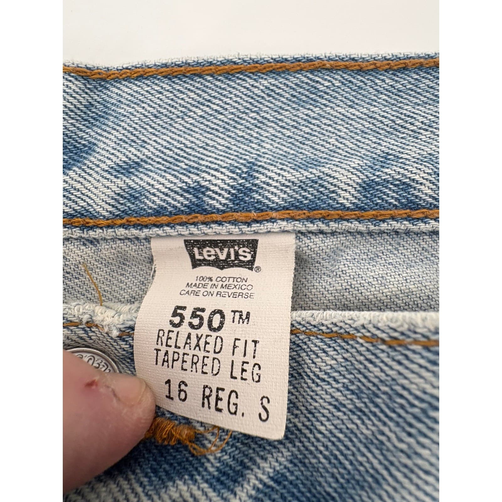 Levis 550 Relaxed Fit Tapered Leg Jeans Light Wash 16 REG S Blue women's Vintage - Thumbnail 3