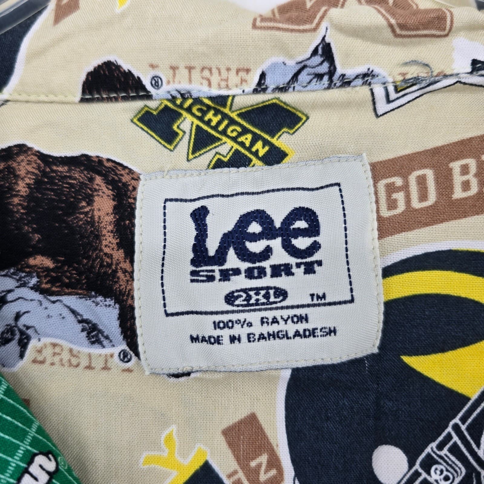 Lee Sport Button Up Mens 2XL Button Up Beige Michigan Wolverines All Over Print - Thumbnail 2