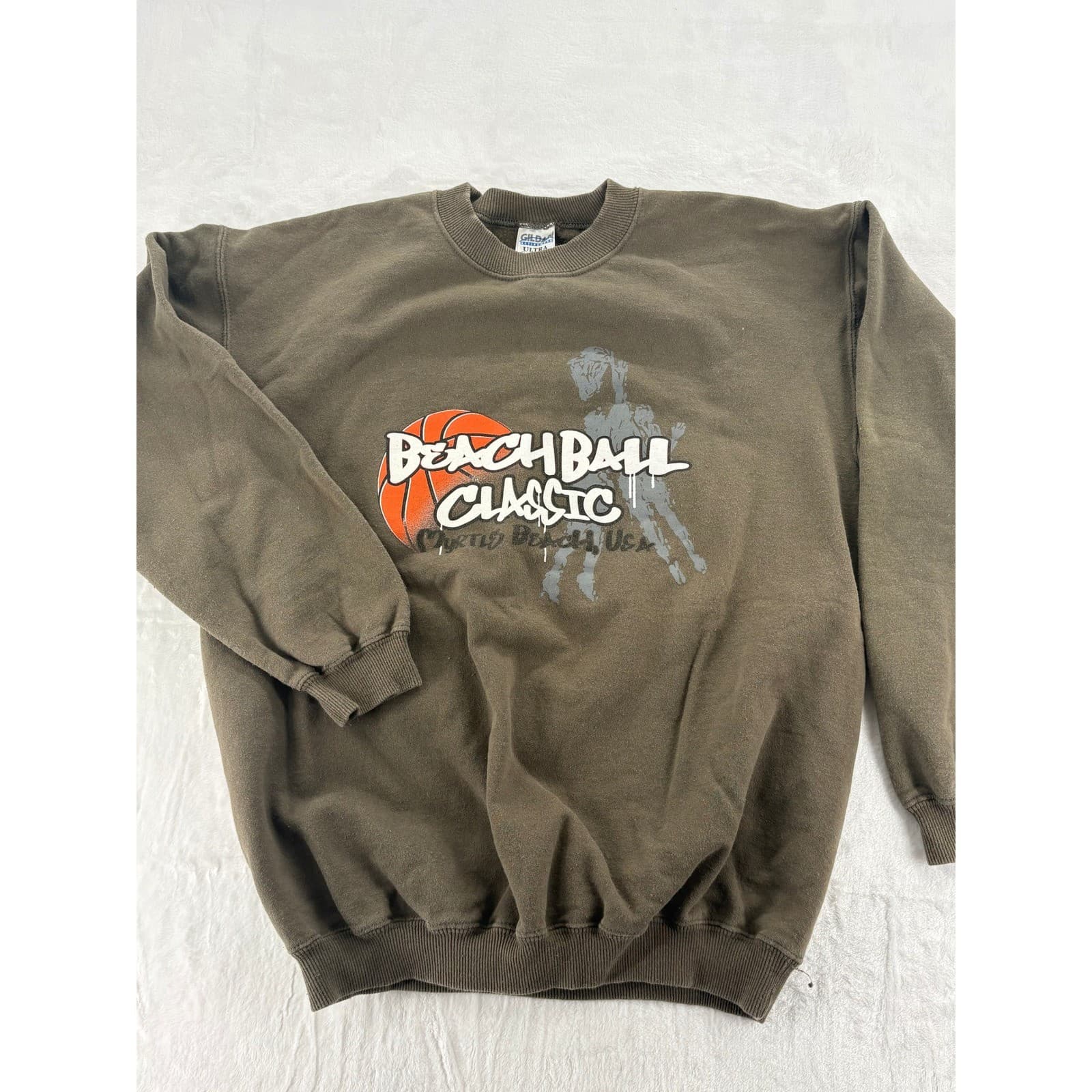 Gildan Sweatshirt Mens M Beach Ball Classic Basketball Crewneck Brown Graphic