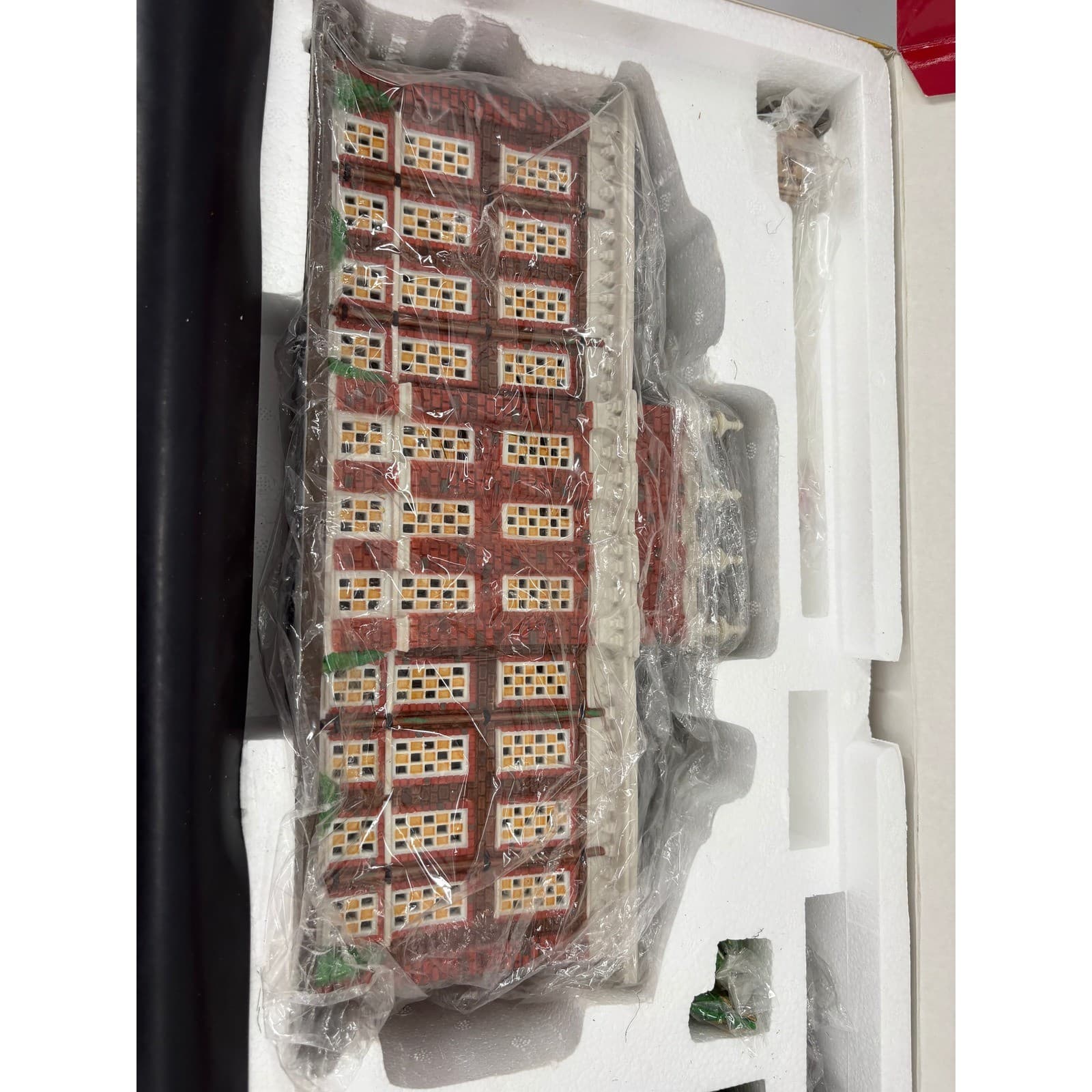 Dept 56 Kensington Palace Dickens Village Series 1998 Special Edition Red House - Thumbnail 6