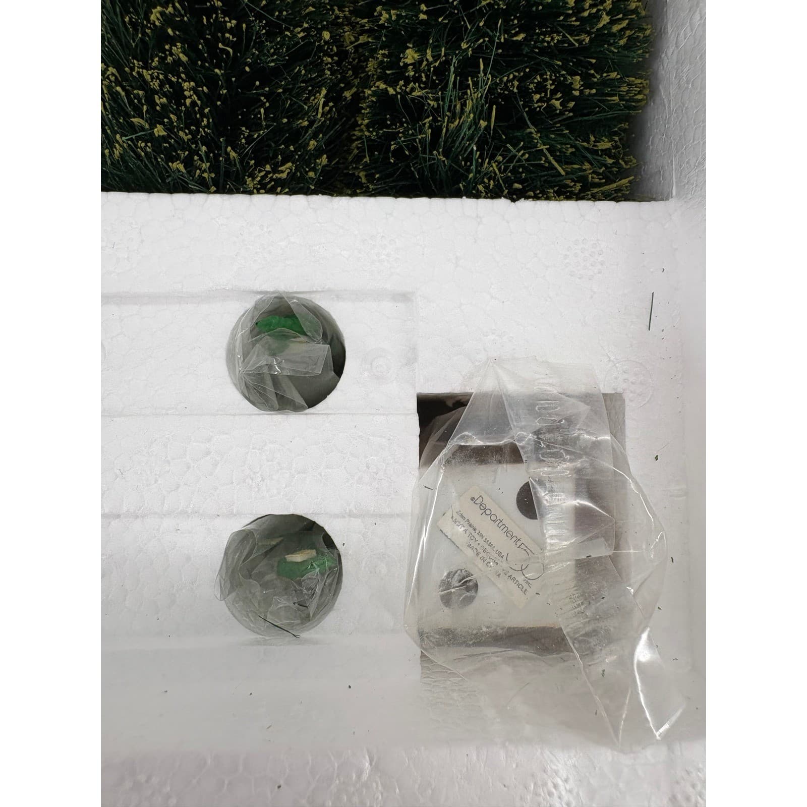 Dept 56 Kensington Palace Dickens Village Series 1998 Special Edition Red House - Thumbnail 3