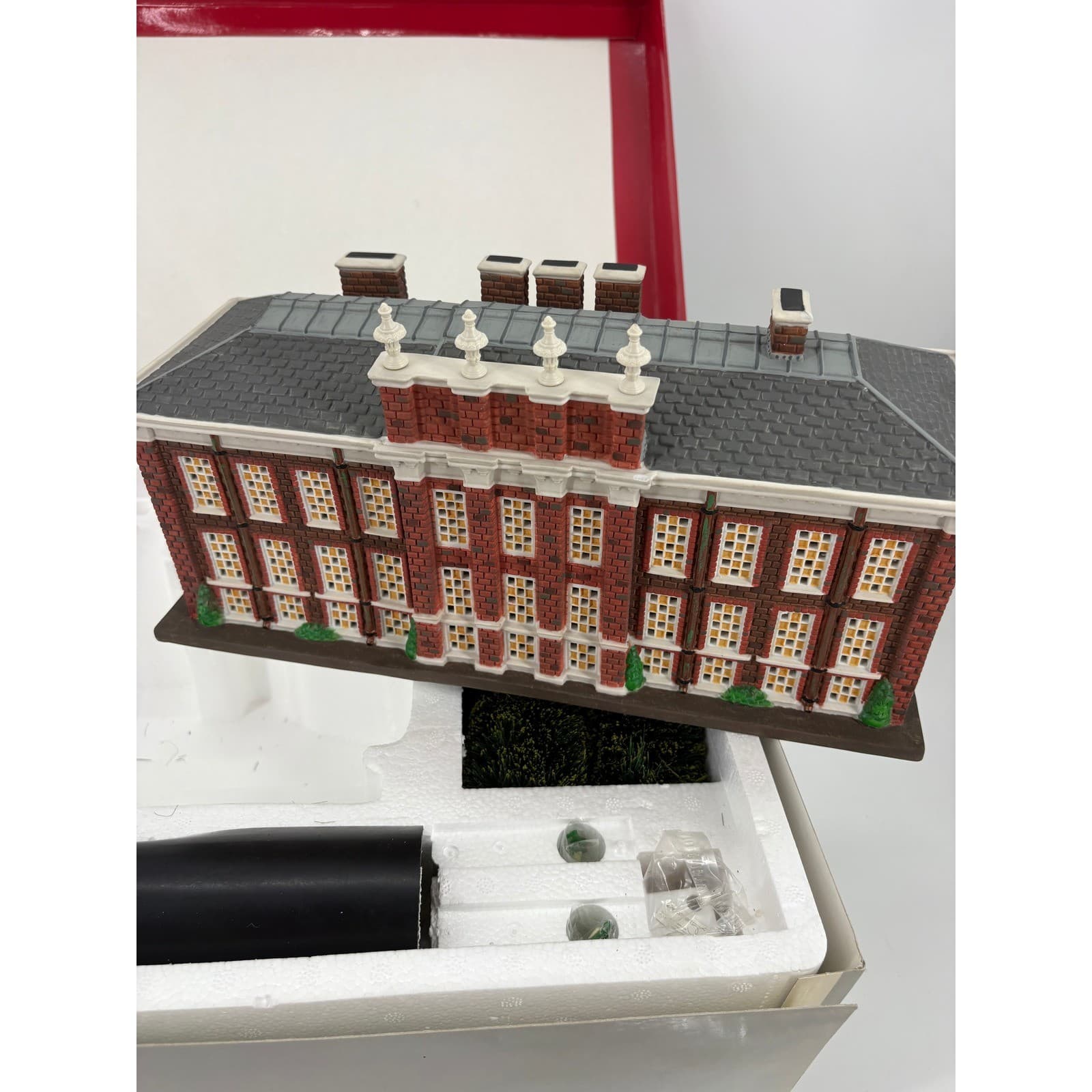 Dept 56 Kensington Palace Dickens Village Series 1998 Special Edition Red House - Thumbnail 8