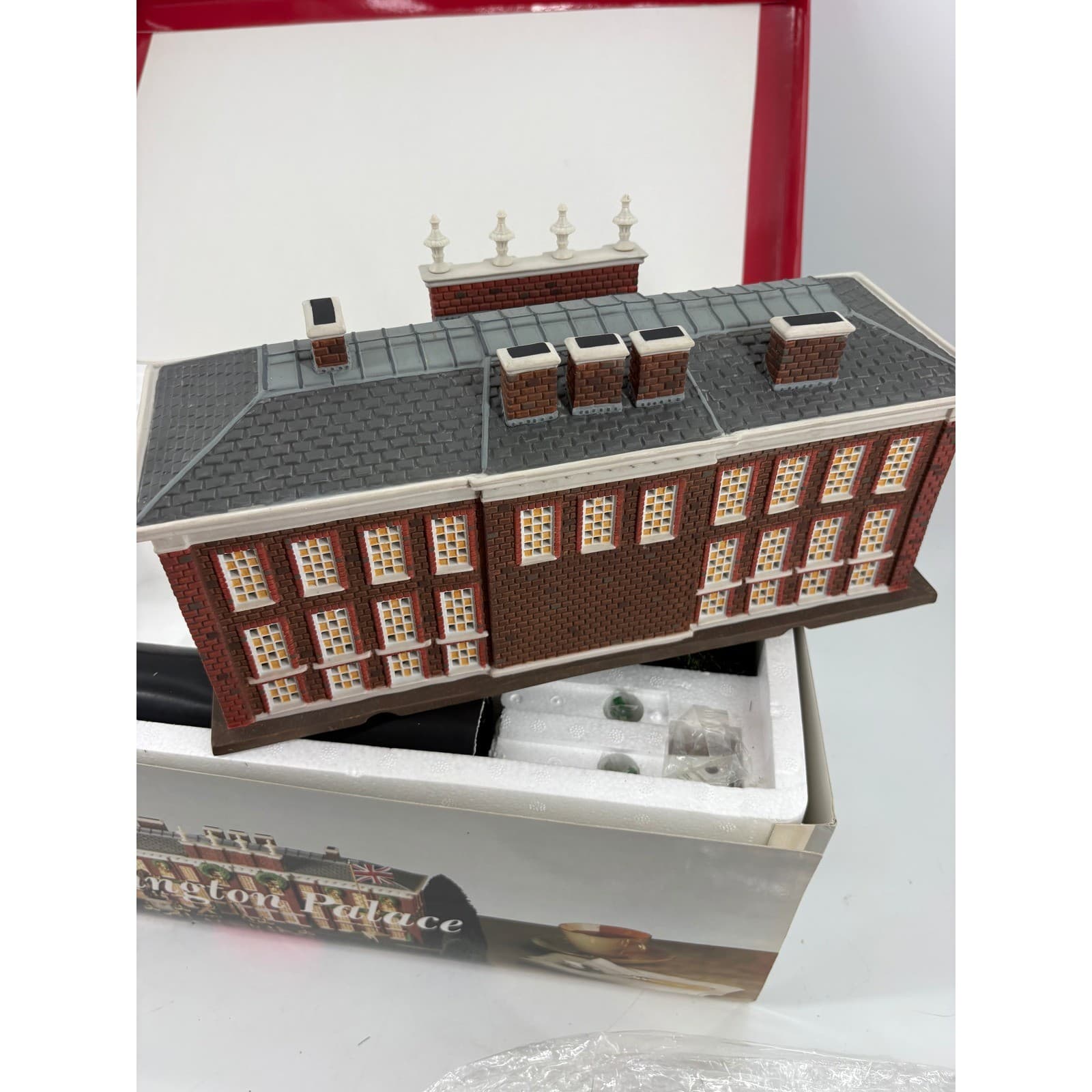 Dept 56 Kensington Palace Dickens Village Series 1998 Special Edition Red House - Thumbnail 11