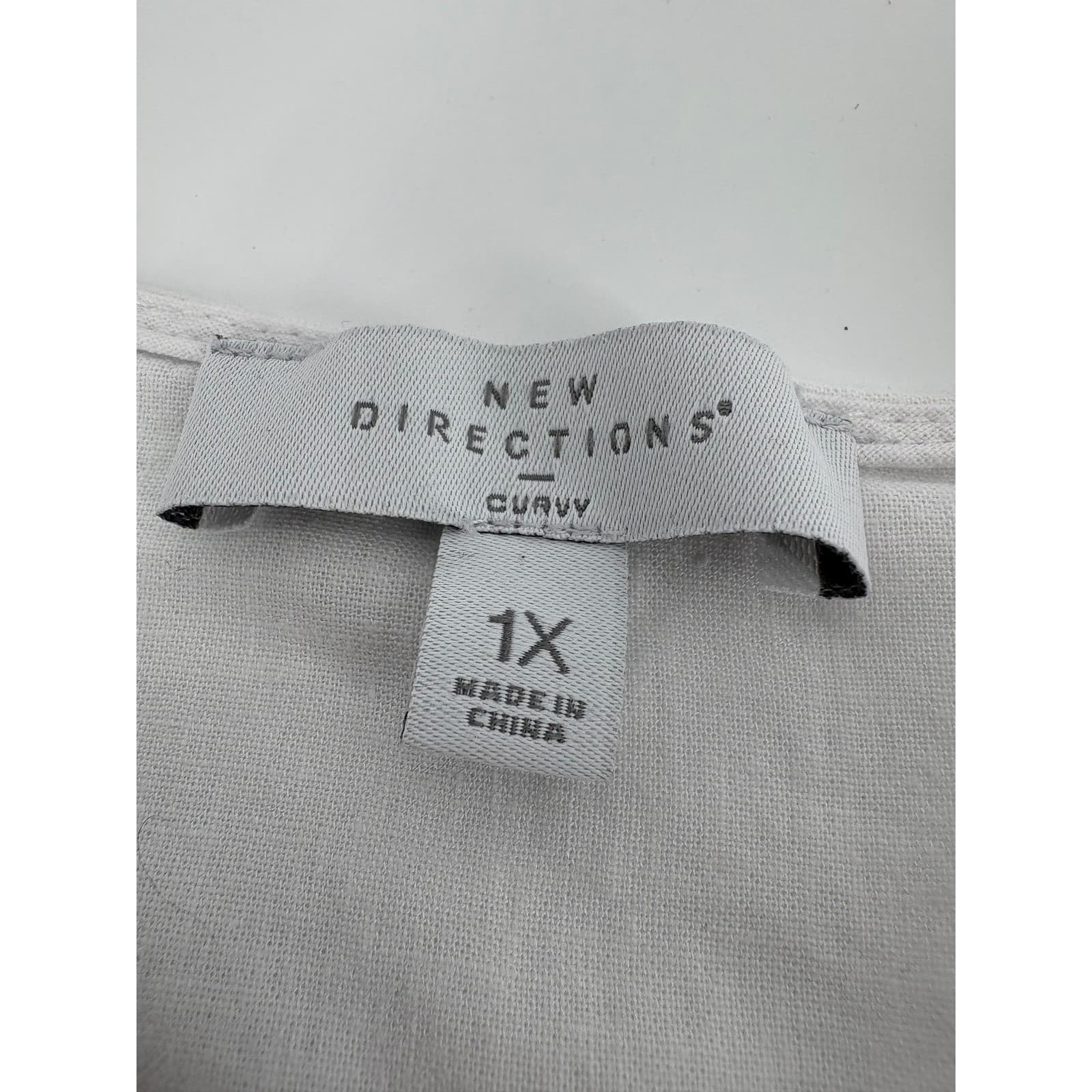 New Directions Curvy 1X White Linen Blend V-Neck Button Detail Tunic Top - Thumbnail 3