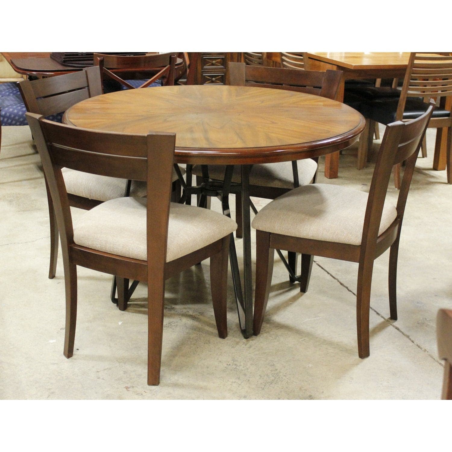 Round Starburst Table w/4 Chairs - Thumbnail 2