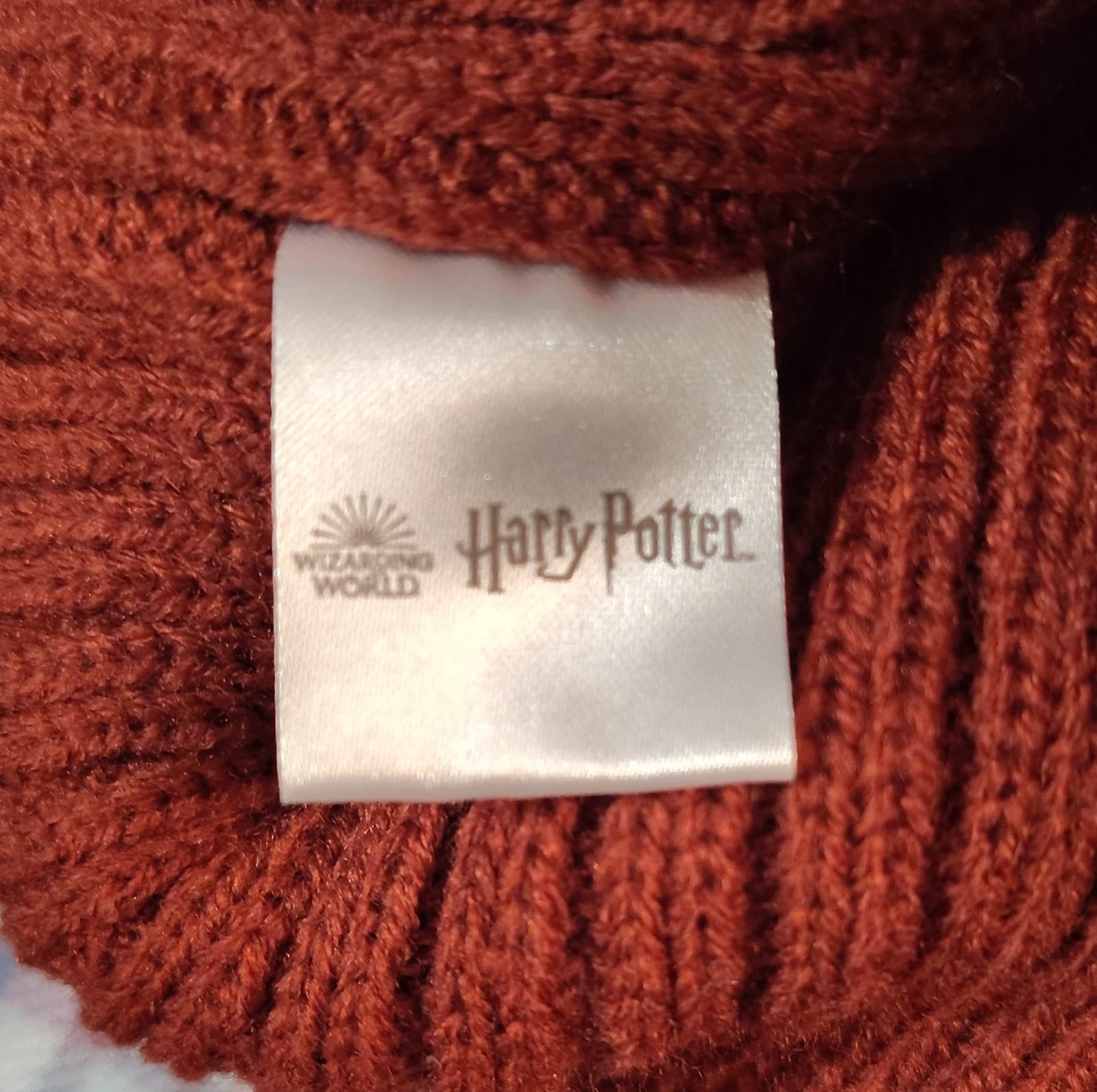 Wizarding World Harry Potter Gryffindor Knit Pom Beanie Hat w/ G Patch - Thumbnail 7