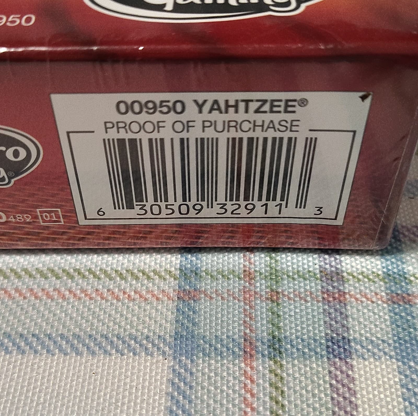 Hasbro Gaming Yahtzee Dice Game Score Cards Shaker Complete Ages 8+ 00950 - Thumbnail 3