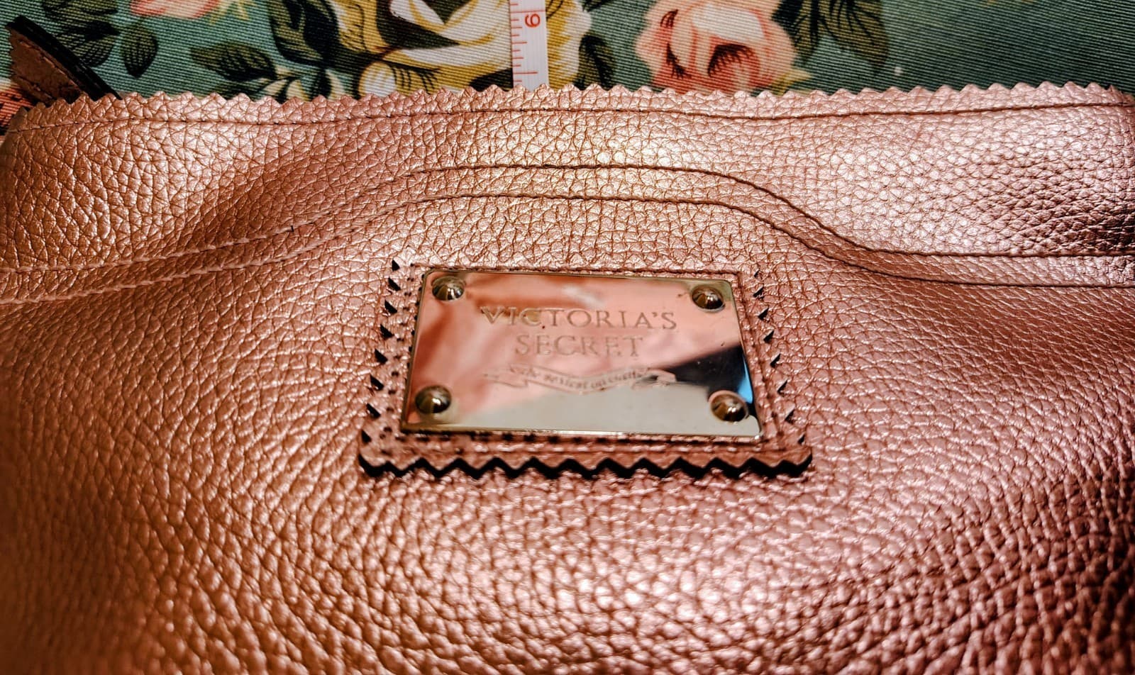 Victoria's Secret NWOT Metallic Rose Pebbles Faux Leather Clutch Makeup Bag - Thumbnail 9