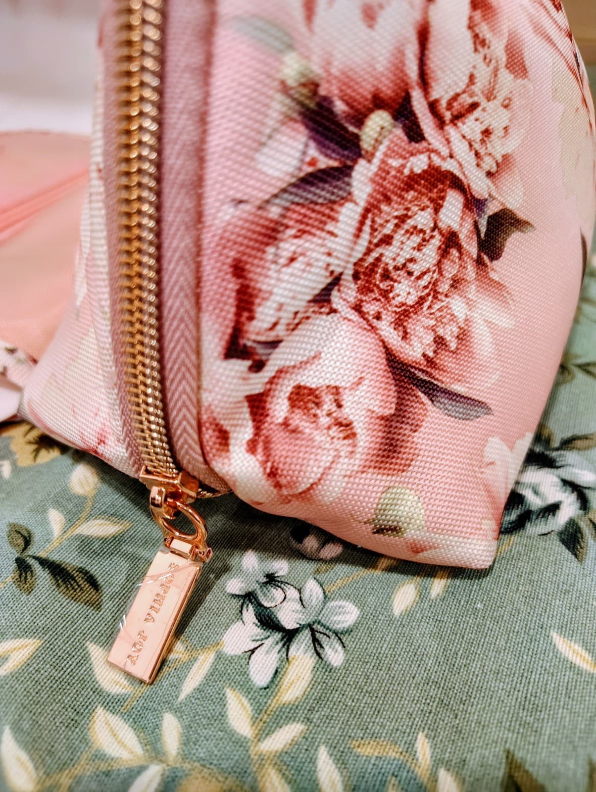 NWOT Sophia Joy Pink Floral Makeup Travel Organizer - Thumbnail 3