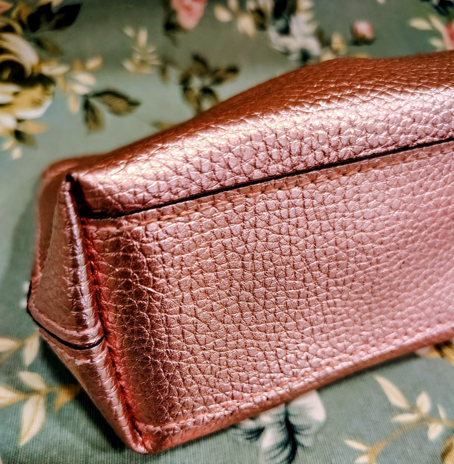 Victoria's Secret NWOT Metallic Rose Pebbles Faux Leather Clutch Makeup Bag - Thumbnail 5