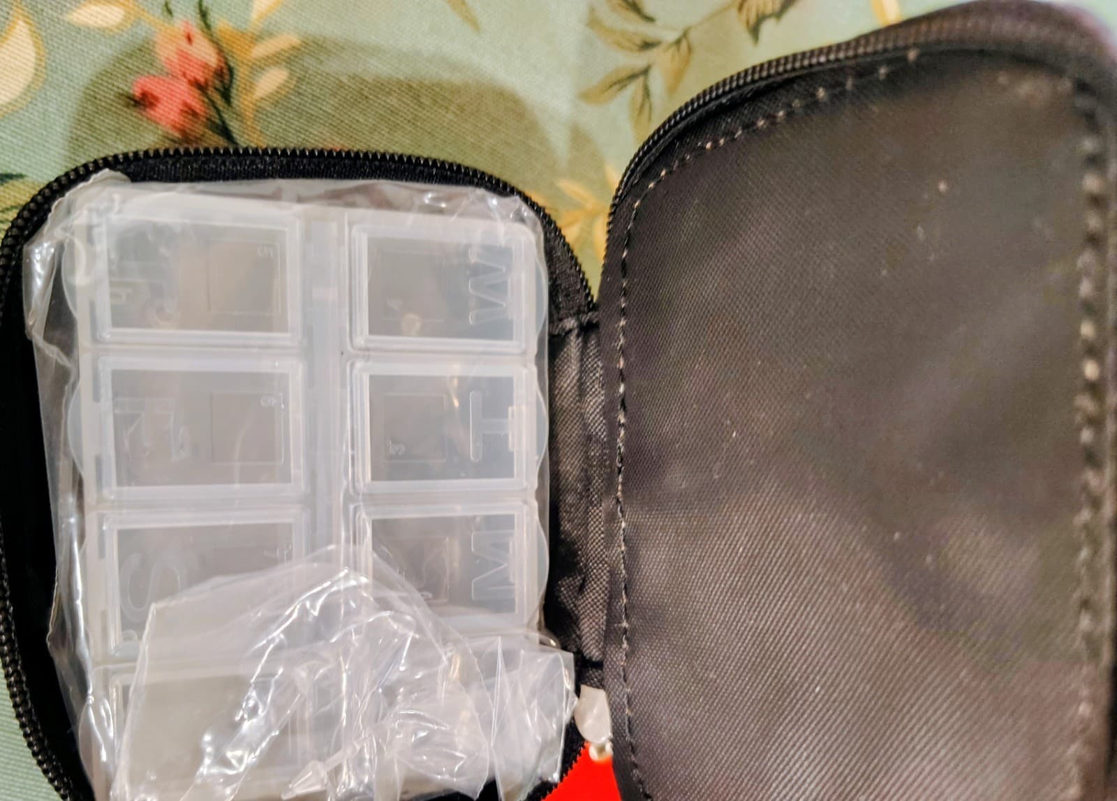 Kelly & Katie NWT Travel Pill Case Floral Zip - Thumbnail 6