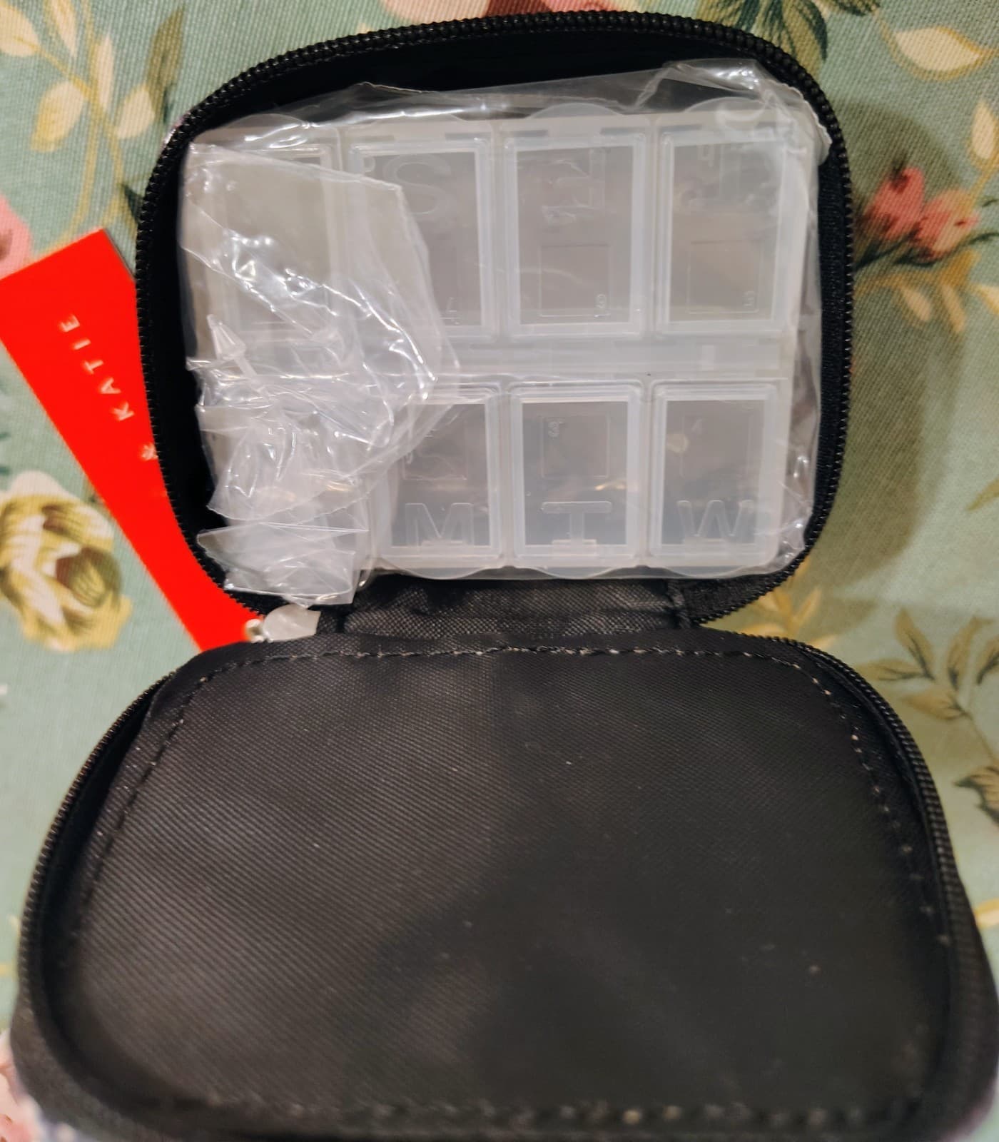 Kelly & Katie NWT Travel Pill Case Floral Zip - Thumbnail 7