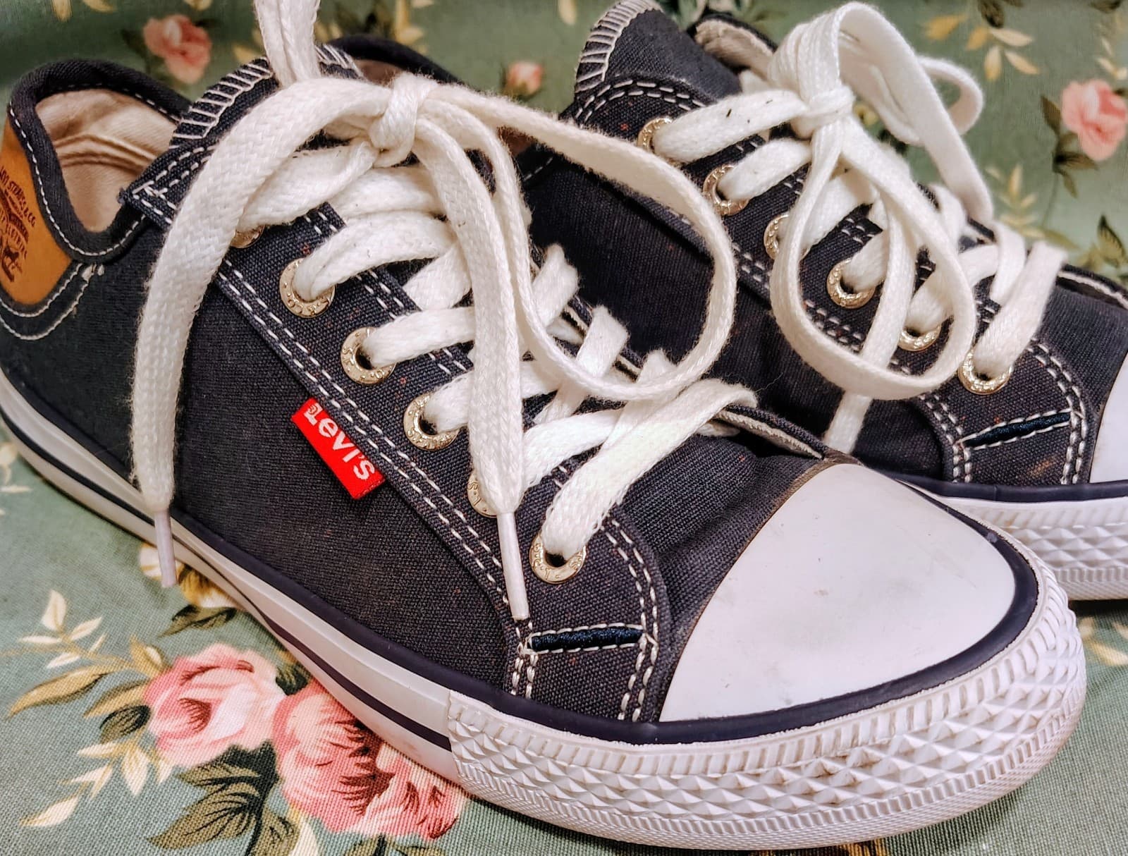 Levis Comfort Women’s Stan Buck Navy Low Canvas Lace Sneaker Shoe, Size 8
