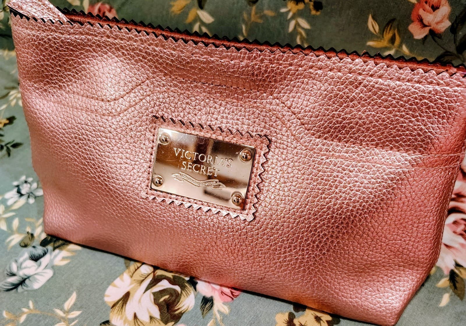 Victoria's Secret NWOT Metallic Rose Pebbles Faux Leather Clutch Makeup Bag