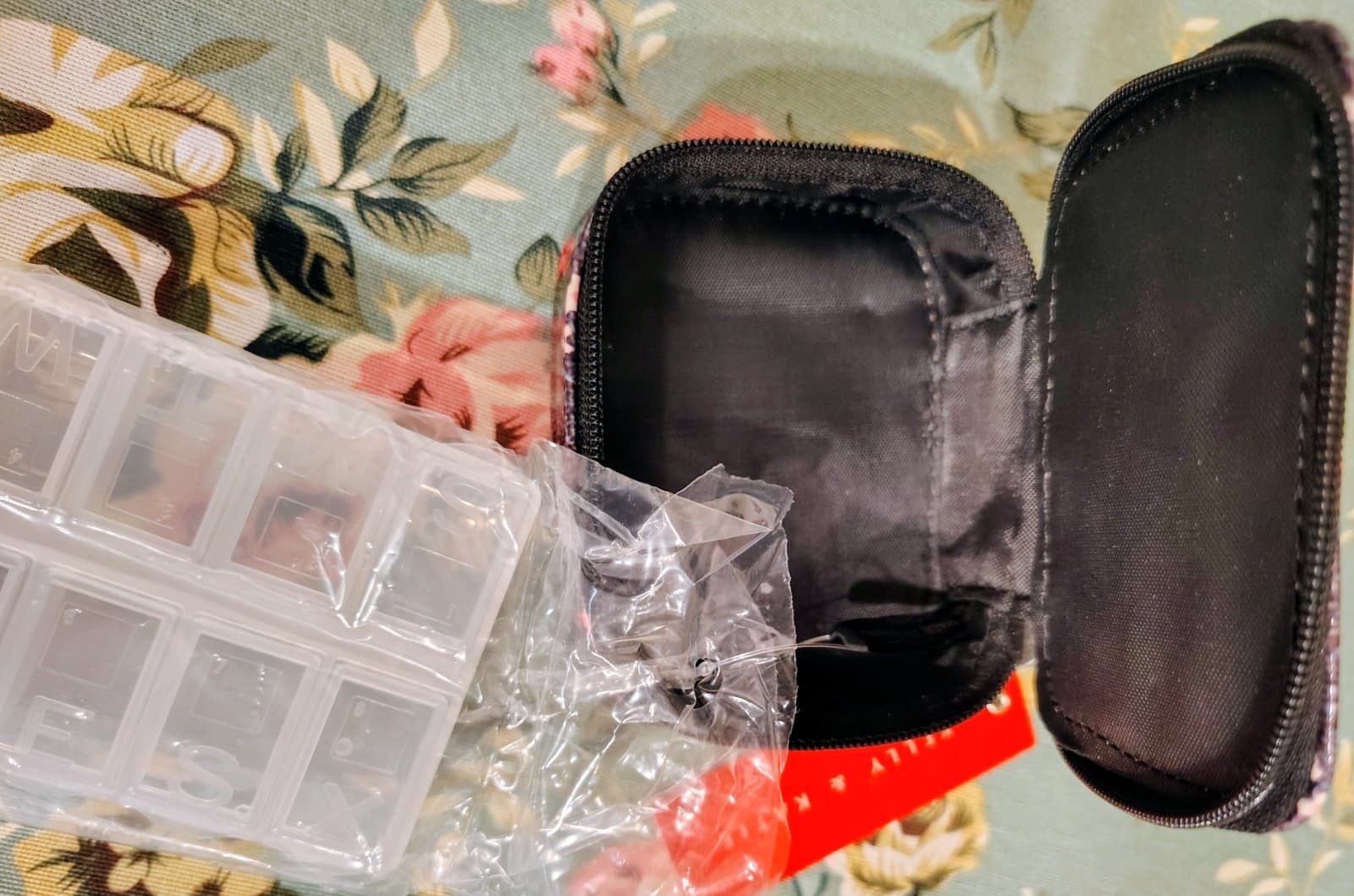 Kelly & Katie NWT Travel Pill Case Floral Zip - Thumbnail 8