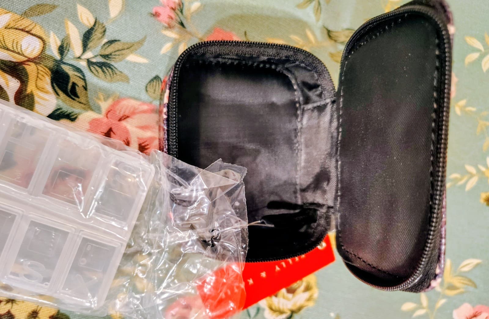 Kelly & Katie NWT Travel Pill Case Floral Zip - Thumbnail 9