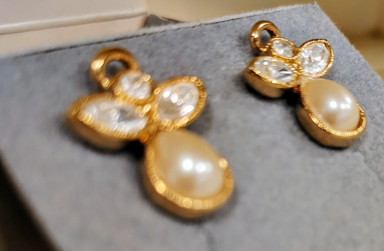 Avon Vintage Angelic Expressions Pierced Earrings 1996, NIB - Thumbnail 4