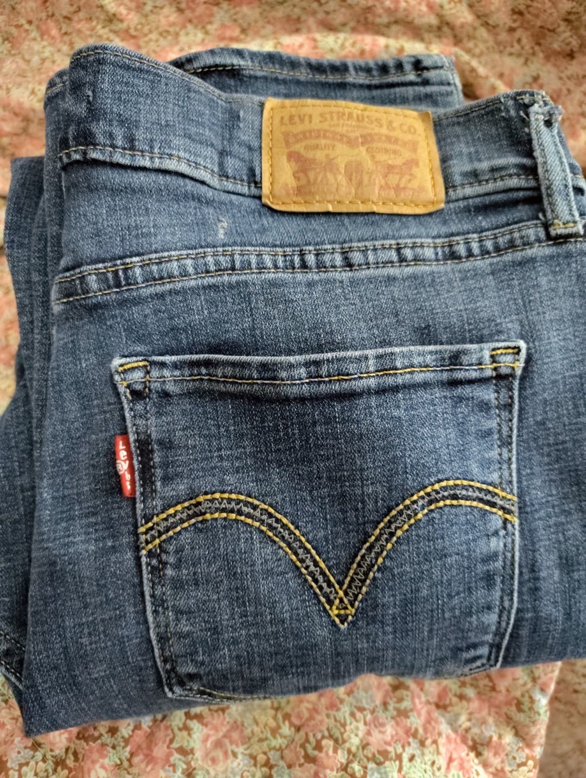 Levi’s Women’s Blue Denim Mid-Rise Classic Straight Leg Jeans Size 28