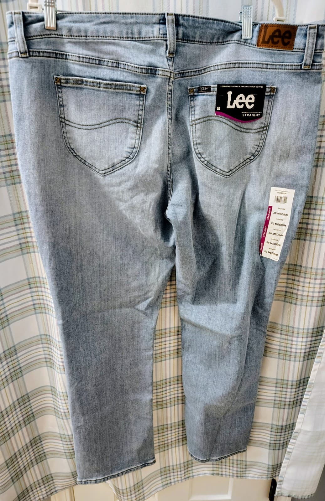Lee Jeans Women’s size 20 med Light Blue Denim Midrise Straight Regular fit NEW