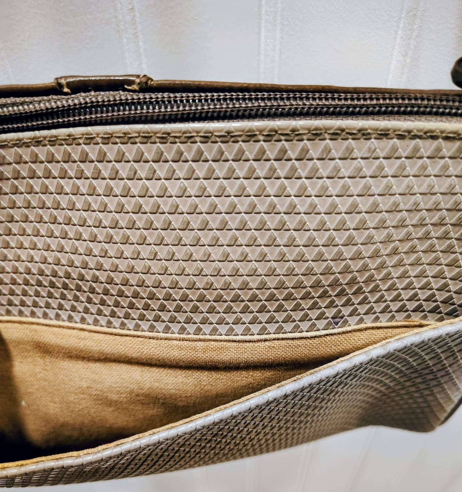 Vintage 1983 Liz Claiborne Tan Triangle purse shoulder bag - Thumbnail 5