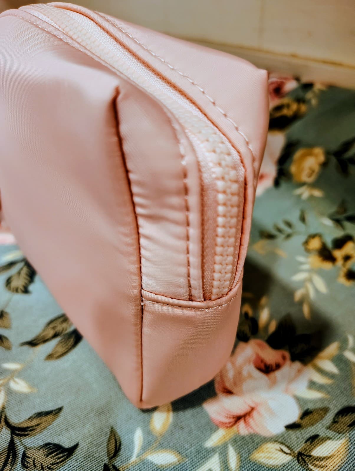 Ariana Grande Pink fragrance cosmetic bag Pouch NWT - Thumbnail 5
