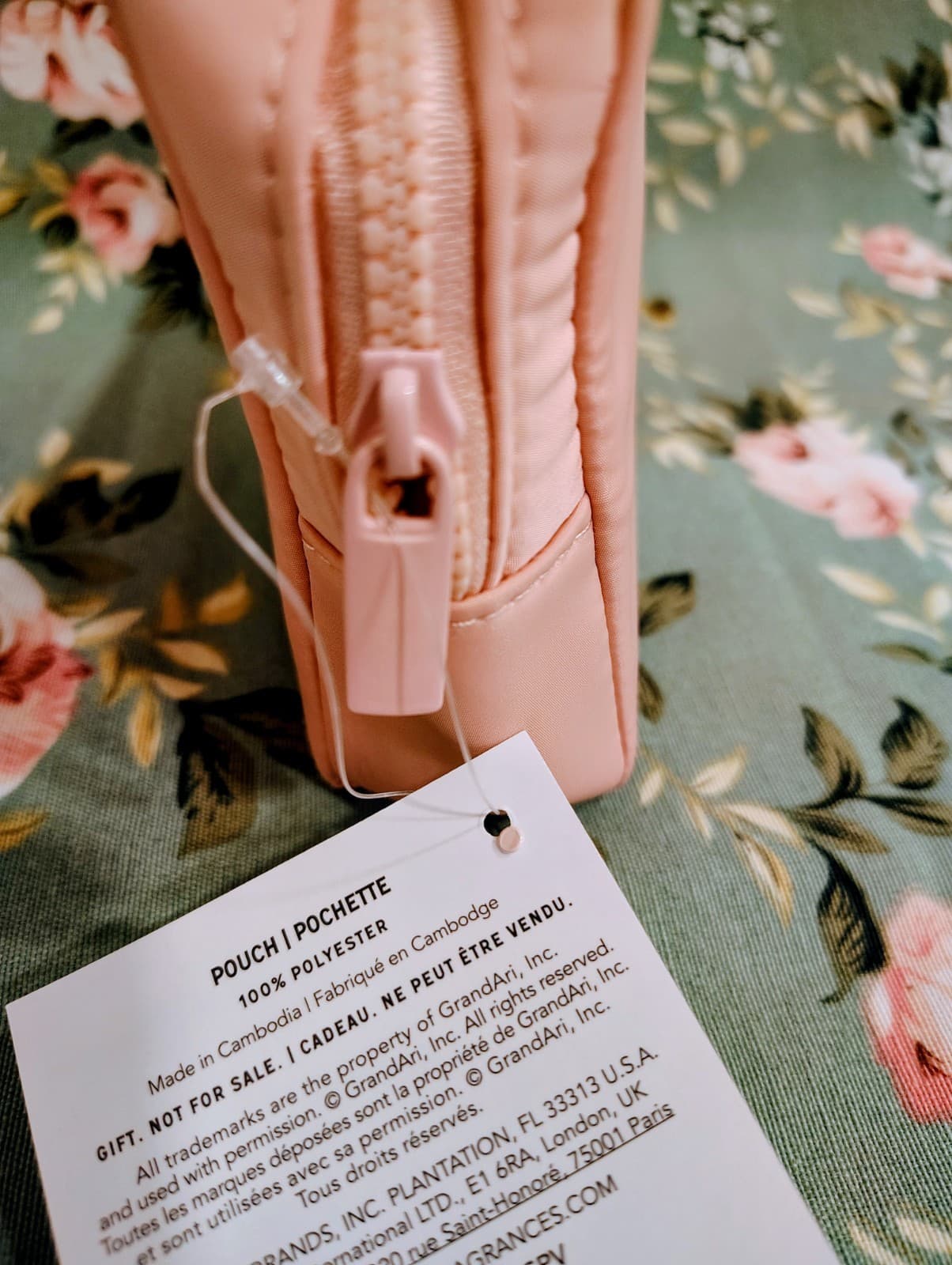 Ariana Grande Pink fragrance cosmetic bag Pouch NWT - Thumbnail 3