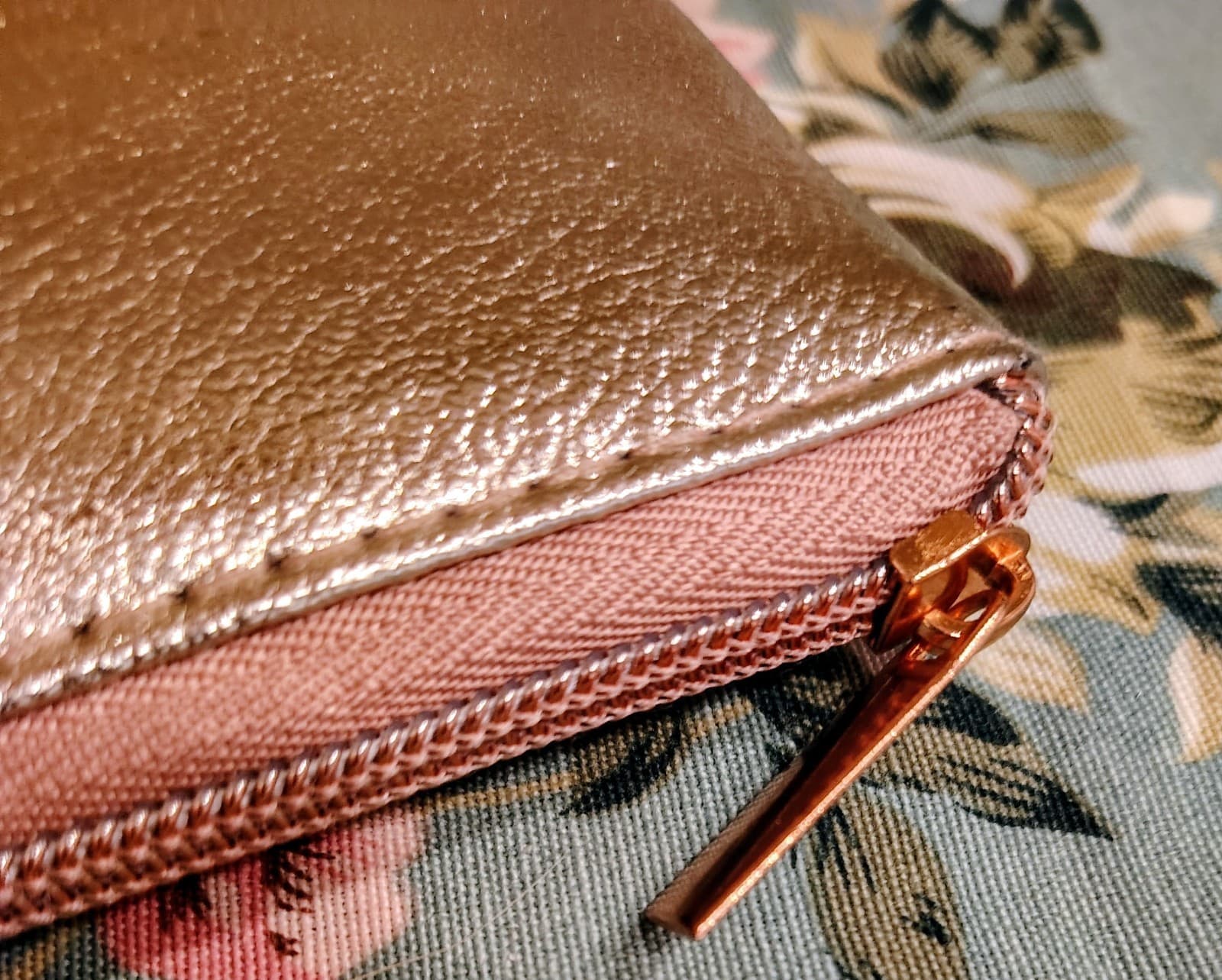 NWOT Texamo Rose Gold Metallic Makeup Bag - Thumbnail 4