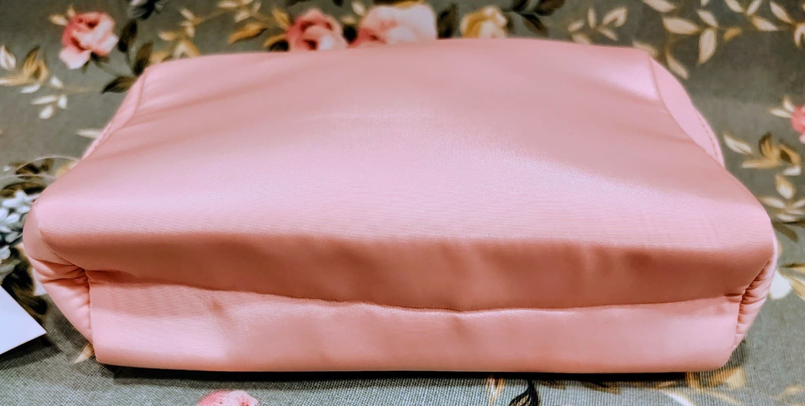 Ariana Grande Pink fragrance cosmetic bag Pouch NWT - Thumbnail 4
