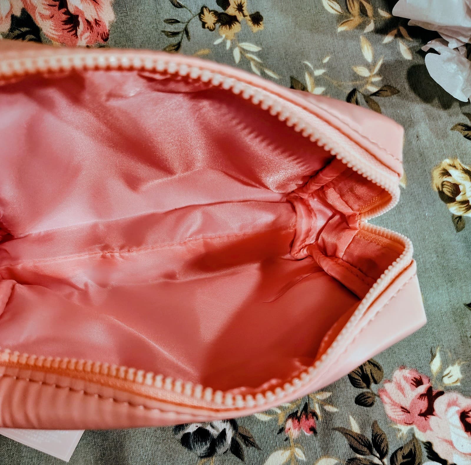 Ariana Grande Pink fragrance cosmetic bag Pouch NWT - Thumbnail 7