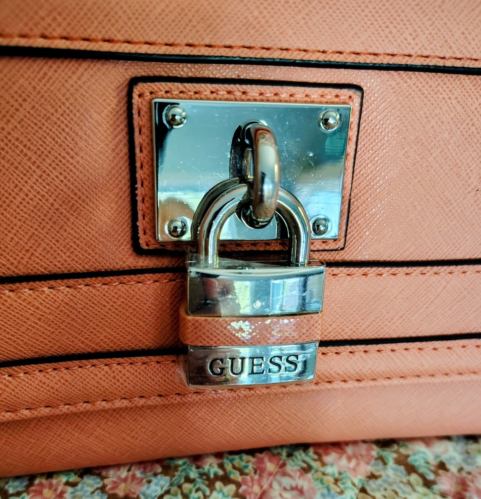 NWT Guess Coral Wallet With Lock Charm - Thumbnail 9