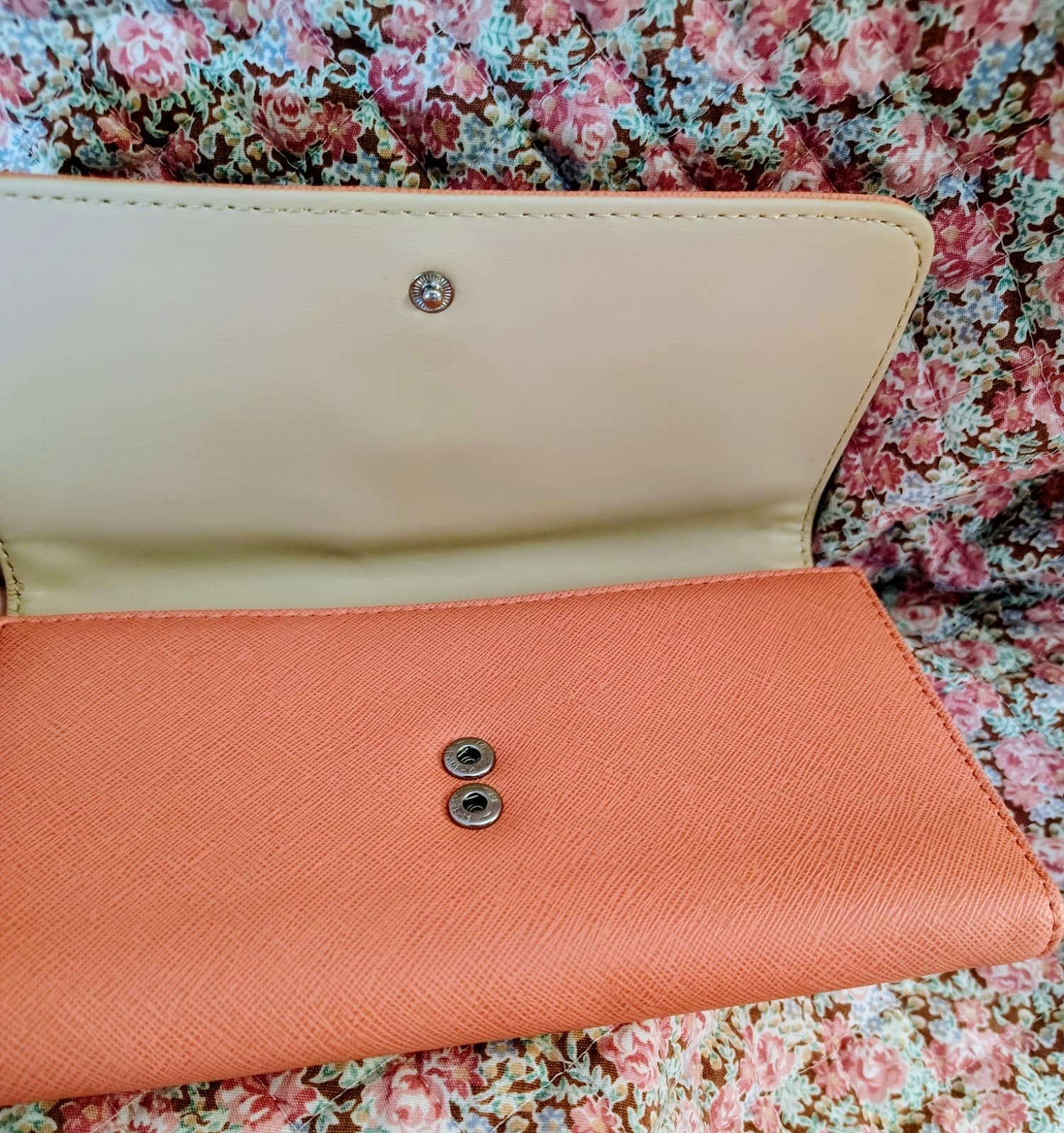 NWT Guess Coral Wallet With Lock Charm - Thumbnail 4