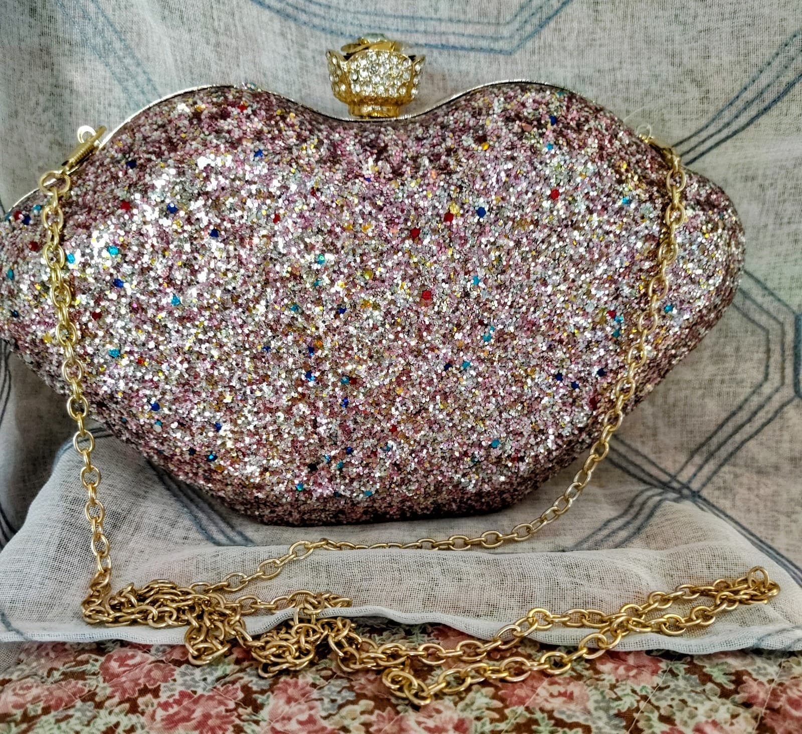 NWT Fancy Jeweled Glittered Hardshell Lips Formal Dress Bag Gold Chain