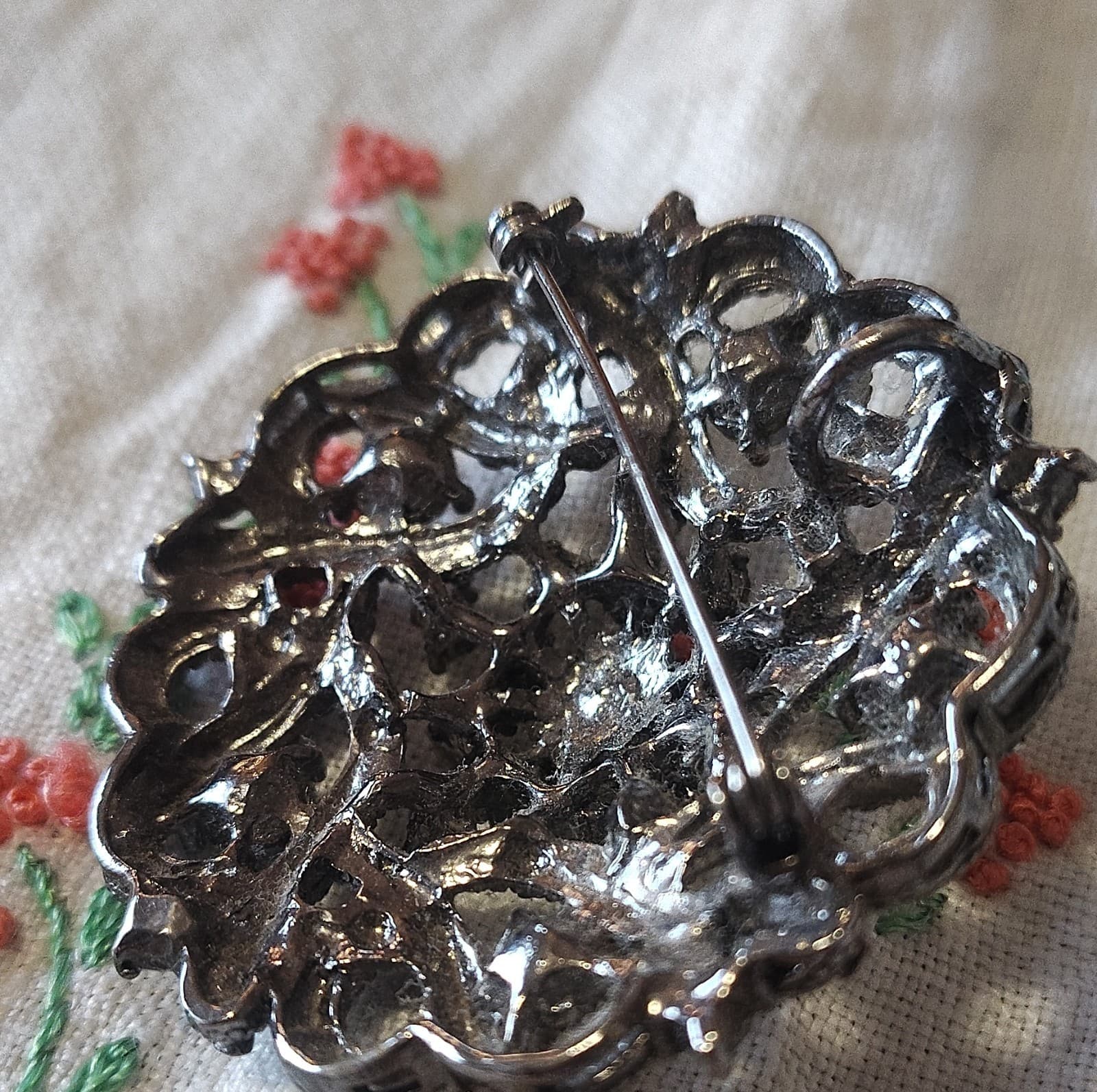 Vintage Silver Tone Rhinestone Cluster Brooch 2in Round Floral Fashion Pin - Thumbnail 5