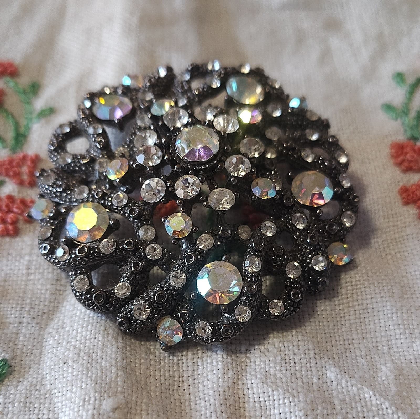 Vintage Silver Tone Rhinestone Cluster Brooch 2in Round Floral Fashion Pin - Thumbnail 2