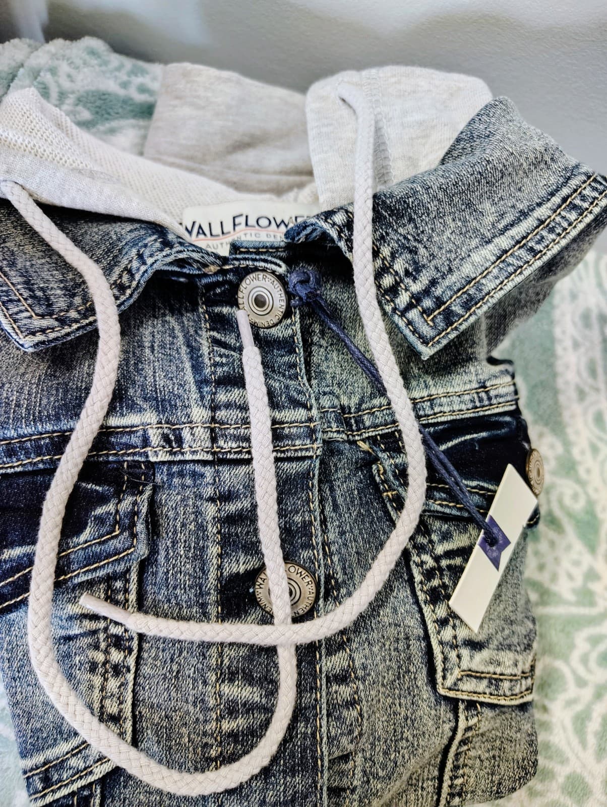 NWT Wallflower "The Dreamer" brand denim jacket with Hoodie, Small - Thumbnail 9