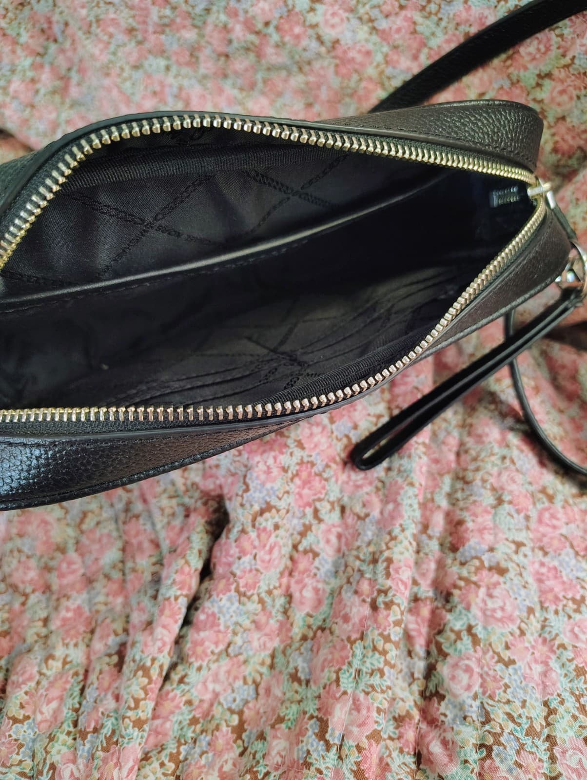 black Pebbled Leather Michael Kors Jet Set Charm East West camera crossbody bag - Thumbnail 11