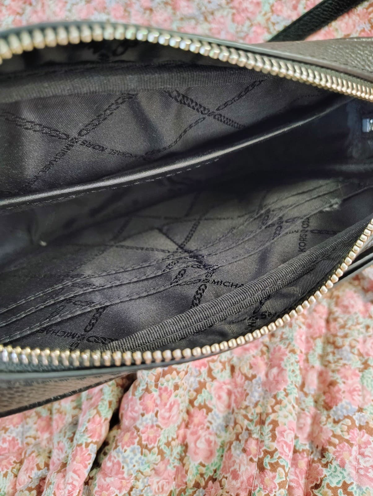 black Pebbled Leather Michael Kors Jet Set Charm East West camera crossbody bag - Thumbnail 8