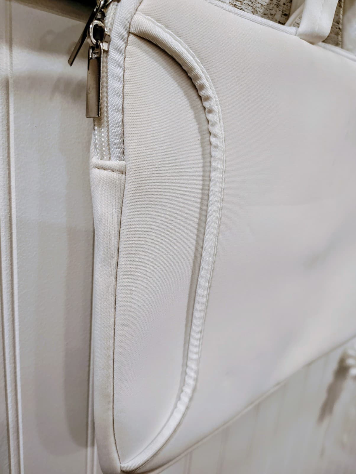 White Neoprene Padded Laptop Sleeve Case, Handles, EUC - Thumbnail 3
