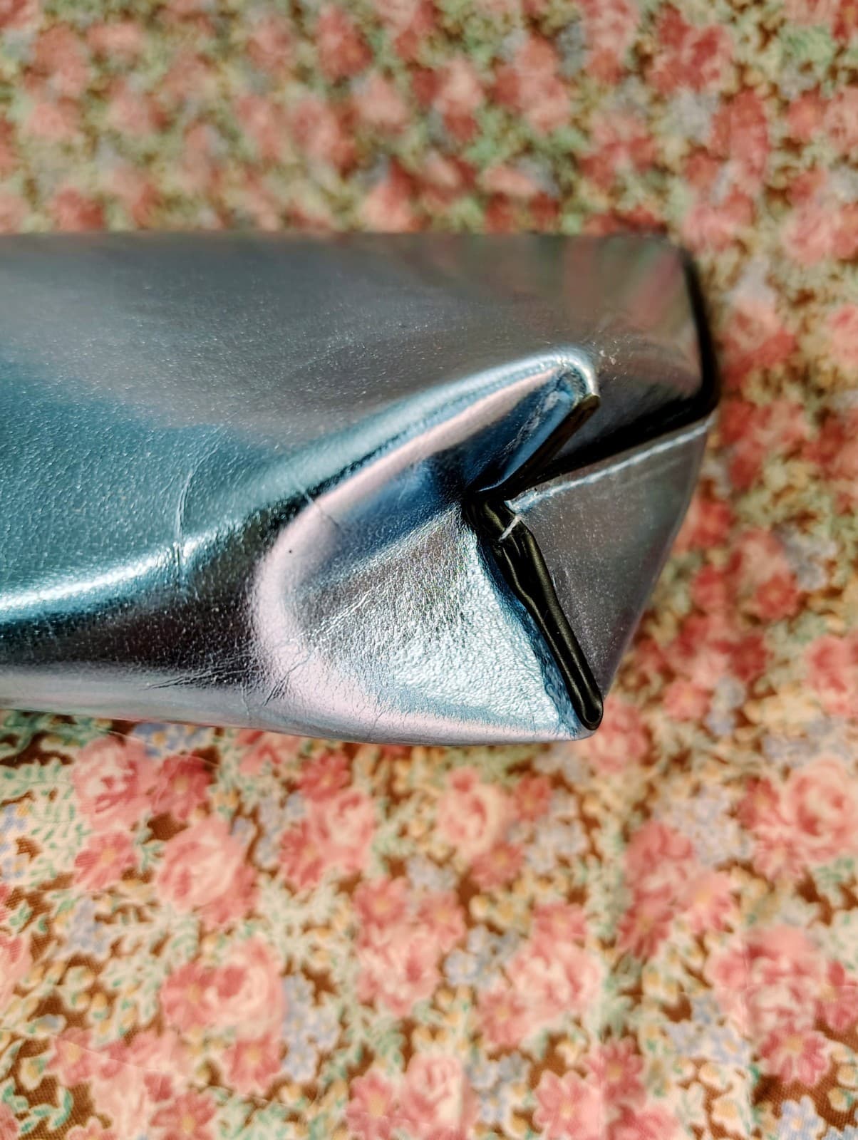 Neutrogena NWT Metallic Blue Makeup Bag With Strap - Thumbnail 10