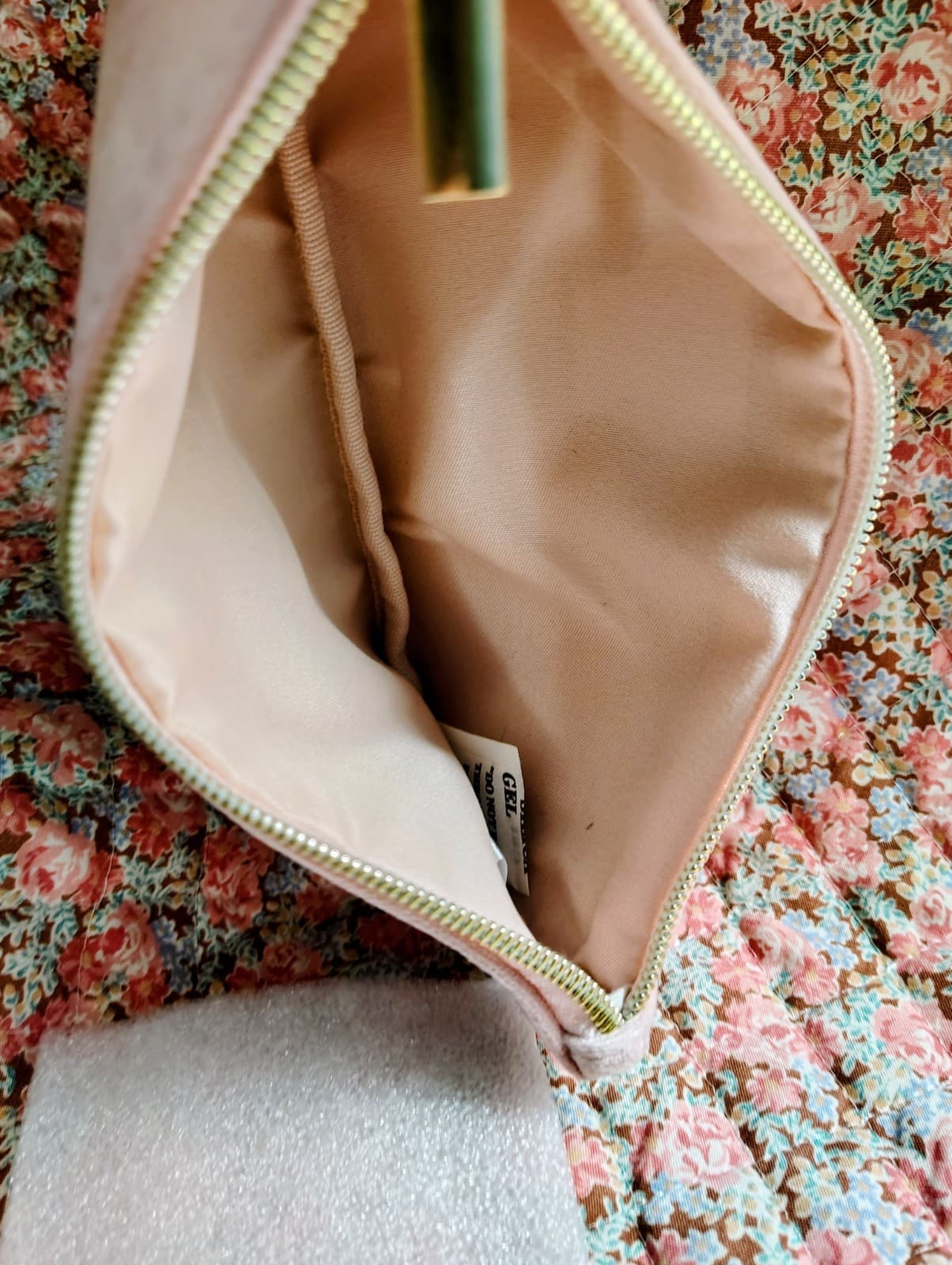 Bee Blush Velvet Brooch Bag featuring a gold-toned bee embellishment NWOT - Thumbnail 9
