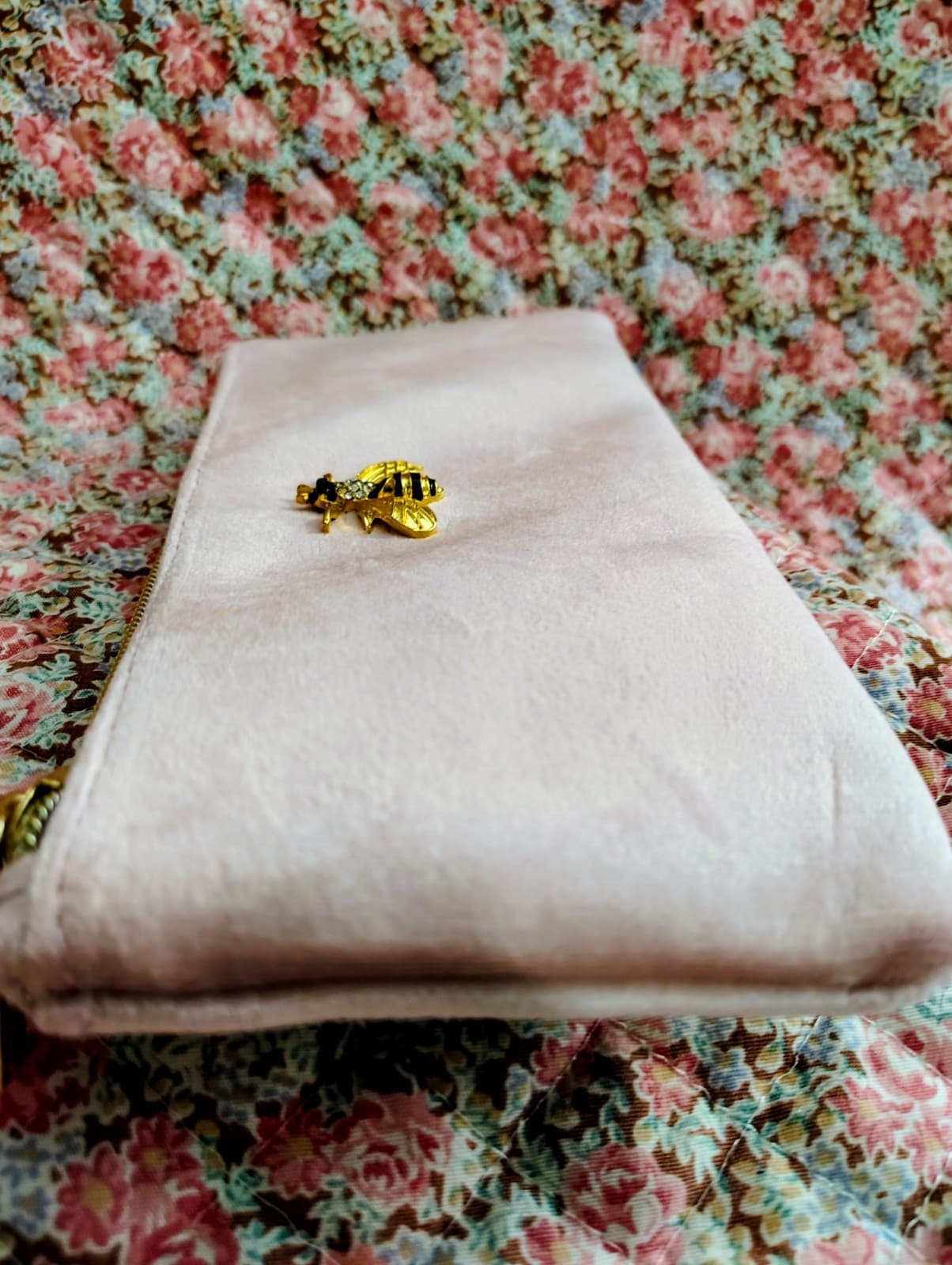 Bee Blush Velvet Brooch Bag featuring a gold-toned bee embellishment NWOT - Thumbnail 5