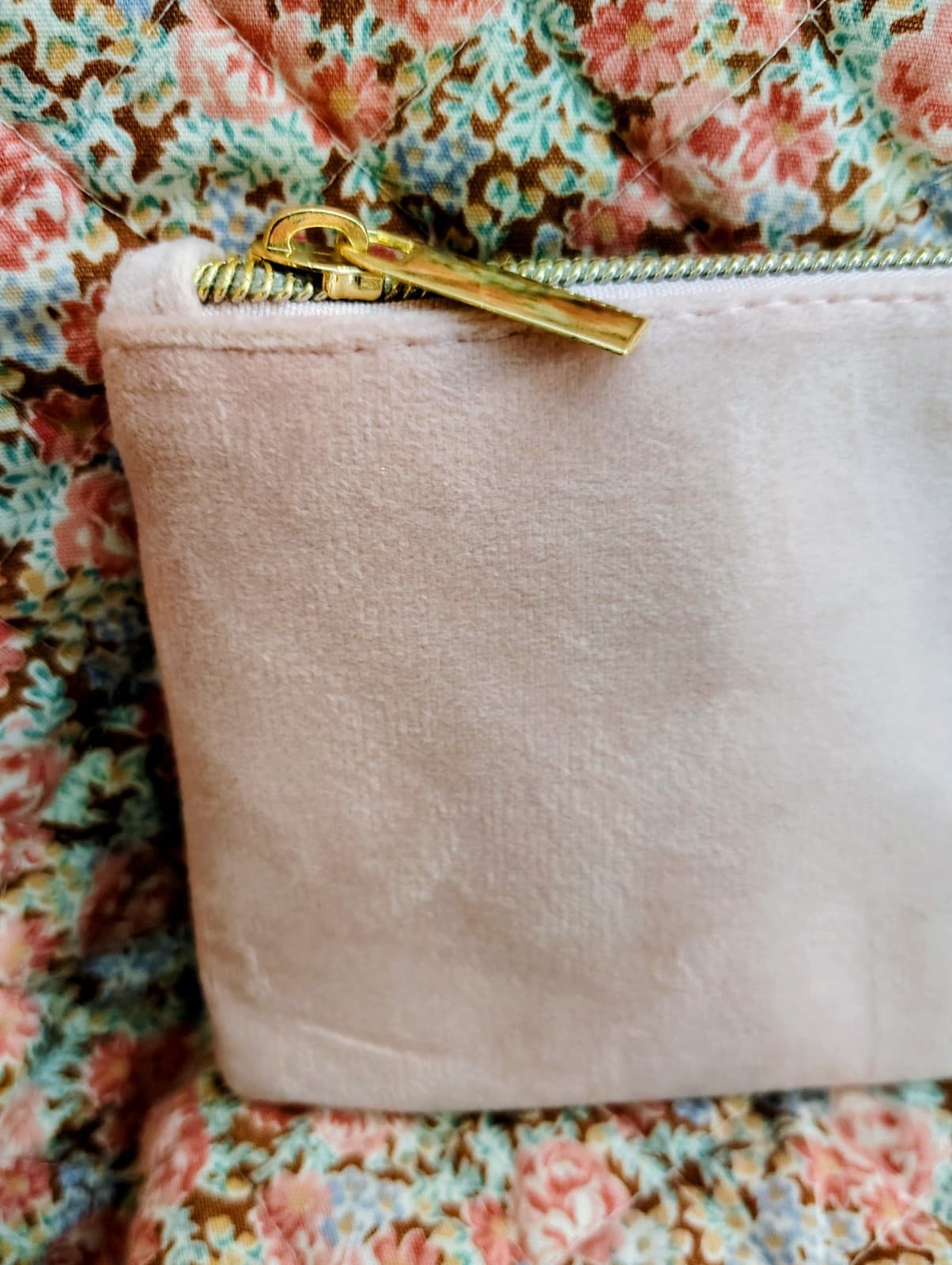 Bee Blush Velvet Brooch Bag featuring a gold-toned bee embellishment NWOT - Thumbnail 2